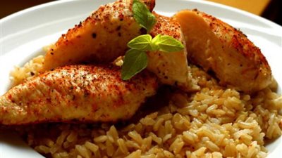 الأرز بالطماطم وقطع الدجاج من مطبخ الشيف «سالي»
