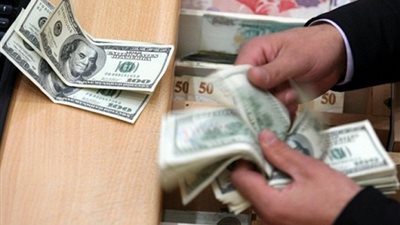 نشاط ملحوظ للاستغناء عن الدولار بالبنوك.. أسعار العائد على أدوات الدين الحكومية أهم الأسباب.. خبير مصرفي: يوضح أسباب ارتفاع الورقة الخضراء..وقانون العرض والطلب المحرك لسعر الصرف