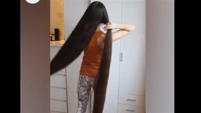 بالفيديو.. فتاة تمتلك شعرا طويلا يجذب آلاف المشاهدين