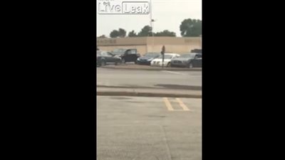 سائق سيارة يدهس امرأة عمدا (فيديو)