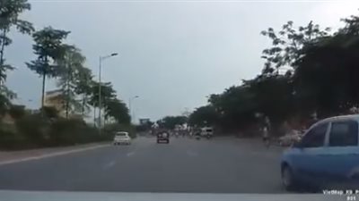 لحظة نجاة سائق من حادث مروع بعد سقوطه من فوق دراجته النارية (فيديو)