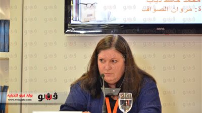 بالصور.. باحثة أمريكية: لابد من حالة توازن بين الكتاب الإلكتروني والتقليدي