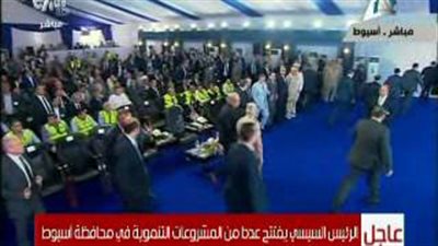 بالفيديو.. لحظة خروج السيسي من قاعة الاحتفالات بأسيوط