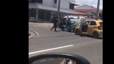 مشاجرة عنيفة تتسبب في توقف حركة المرور (فيديو)
