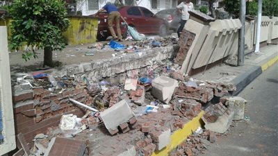 انهيار جزء من سور وسط الإسكندرية