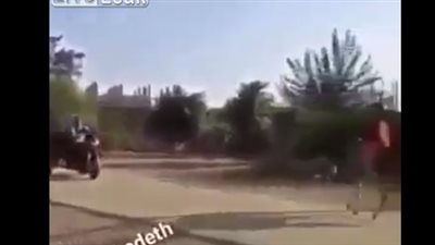 سائق يسقط صبي من فوق «حمار» بطريقة مروعة (فيديو)