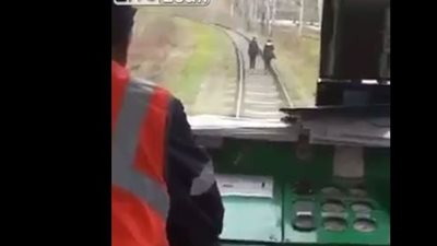 رد فعل سائق قطار لحظة سير فتاتين على القضبان (فيديو)