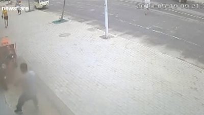 رجل يخاطر بحياته لإنقاذ طفلة من الموت (فيديو)