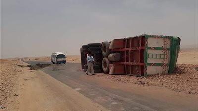 إعادة فتح طريق «الأقصر - أسوان» الصحراوى بعد غلقه بسبب انقلاب مقطورة