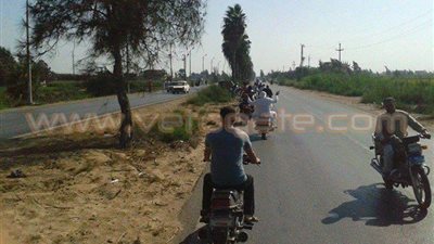 بالصور.. مسيرة بالدراجات البخارية وسلسلة بشرية لـ 