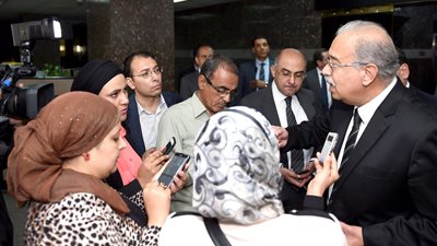 الحكومة تبرر قرار زيادة أسعار الوقود.. رئيس الوزراء: نتفهم غضب المواطنين.. لا أحد سعيد من ارتفاع الأسعار.. لولا تحرير سعر الصرف لما استطعنا تأمين احتياجاتنا البترولية