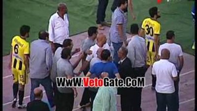 بالفيديو..اشتباك بين أسامة عرابى وعودة عقب لقاء أسوان والمقاولون