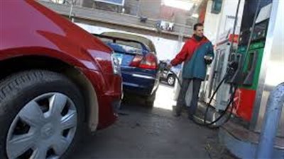 بدائل المصريين للتعامل مع زيادة أسعار الوقود.. مواطن قنائي: هبيع العربية واشتري عجلة.. استخدام مترو الأنفاق وأتوبيسات النقل العام.. ونشطاء: «هنرجع لعصر ركوب الحمير»