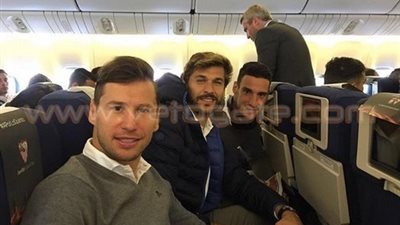 بالصور.. لاعبو أشبيلية يطيرون إلى سويسرا لخوض نهائي الدوري الأوروبي