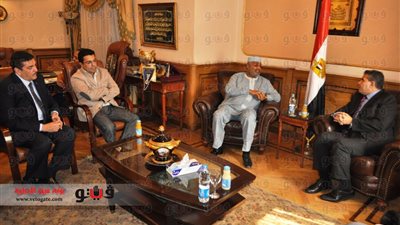 بالصور.. سفير غانا مداعبًا الصحفيين: سنكمل 