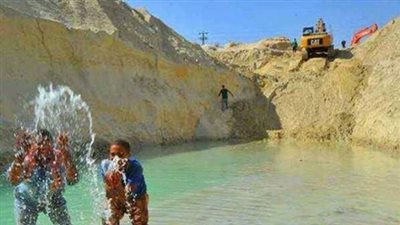 نشرة المحافظات.. اكتشاف «مياه جوفية» بمناطق حفر القناة الجديدة.. تطبيق «المدينة المرورية» في 4 مدارس بالبحيرة.. «الطيب» يتابع الصلح بين «الدابودية وبني هلال».. 