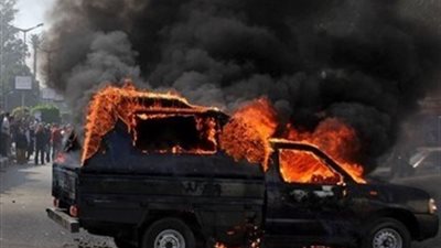 الأهالي يسيطرون على حريق سيارة شرطة بـ«الشرقية»