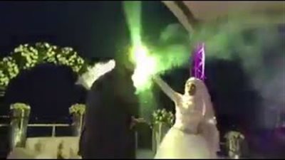 بالفيديو.. عروسان يشعلان حفل زفافهما بالألعاب النارية