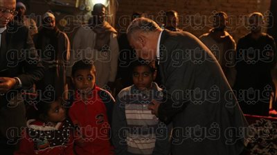 صرف إعانة عاجلة لأسرة عامل نظافة توفي أثناء العمل في قنا (صور)