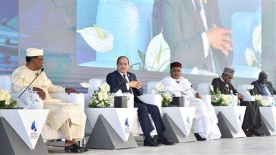 رسائل السيسي عن عظيمات مصر.. لن أوقع على قانون لا ينصف المرأة 