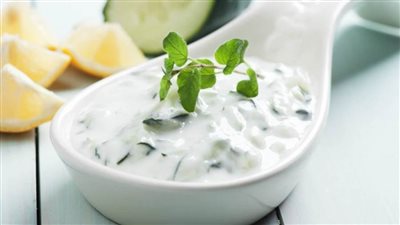 طريقة عمل التومية كأشهر المطاعم (فيديو)