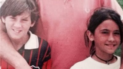 صورة نادرة تجمع ميسي بزوجته في الطفولة قبل حفل زفافهما