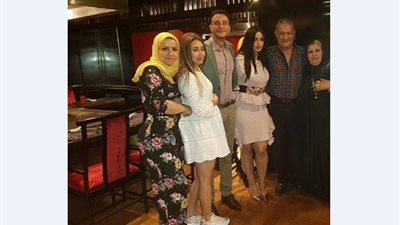 نشطاء يتداولون صورا لـ«أحمد الفيشاوي» في حفل خطبته بحضور والده