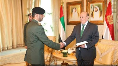 بالصور.. «هادى» يُكرم ضباطا إماراتيين شاركوا بتحرير عدن