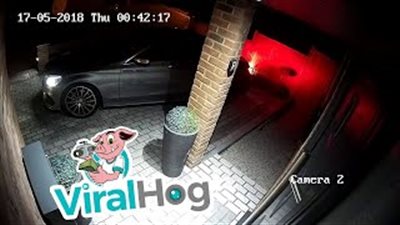 لص يستعين بجهاز لاسلكي لسرقة سيارة مرسيدس (فيديو)