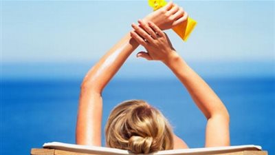 ٣ زيوت طبيعية بديلة عن كريمات الشمس