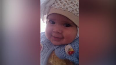 يمني يعرض طفلته للبيع بسبب الحرب (صور)