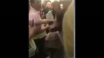 سيدة تفقد هاتفها المحمول تتسبب في تأخر قطار 20 دقيقة (فيديو)