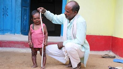 بالصور.. عجوز هندي في حجم طفل يحصد شهرة واسعة