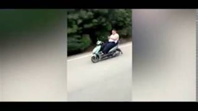 بالفيديو والصور.. رجل يثير ضجة بطريقة ركوبه دراجة نارية