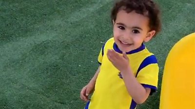 بالفيديو والصور.. طفل يشعل مواقع التواصل بمهاراته في كرة القدم