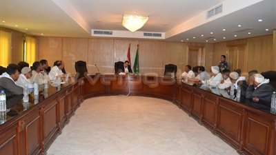 محافظ الفيوم يعد بحل مشكلات مياه الشرب خلال يومين