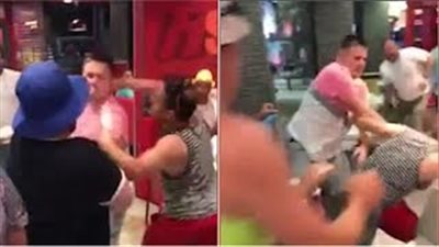 بالفيديو.. مشاجرة صادمة لسياح بريطانيين داخل مطعم كنتاكي
