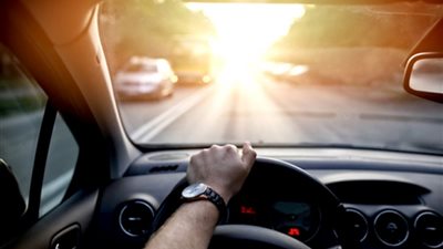 تحذير من ترك السيارة تحت أشعة الشمس الحارقة خلال الصيف