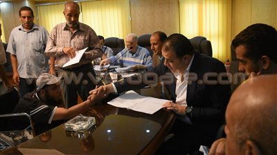 بالصور.. محافظ الفيوم يوفر مساعدات لمسنة وشابان من ذوي الاحتياجات