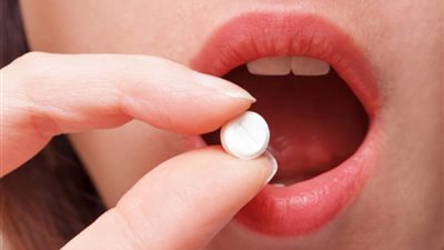 الأقراص المركبة لمنع الحمل وسيلة فعالة وآمنة بشروط.. التدخين والإصابة بسرطان الثدي وأمراض الكبد أهم موانع الاستخدام.. أعراضها الجانبية غير خطيرة.. سعرها 65 قرشا فقط