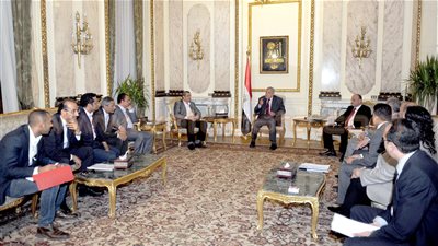 تفاصيل لقاء محلب ومجلس نقابة الصحفيين.. رئيس الوزراء: أحترم مهنة الصحافة وتربيت على كتابات الكبار.. لجنة لبحث زيادة الأجور وحل مشاكل الصحف الحزبية.. توفير العلاج لمرضى فيروس «سي» من أسر الصح