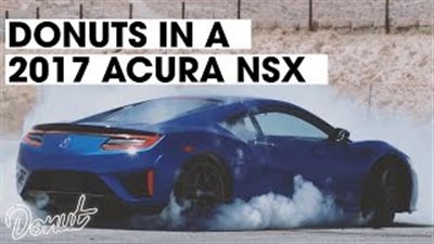 بالفيديو.. أكيورا تستعرض مهارات سيارتها بحرق الإطارات