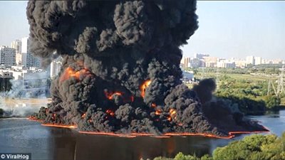 بالفيديو والصور.. اندلاع حريق في نهر موسكو جراء انفجار خط أنابيب