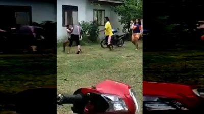 رجل يمنع امرأة حاولت الدفاع عن صديقاتها في أثناء تعرضهن للضرب (فيديو)