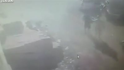 لحظة قتل رجل بطريقة وحشية في الشارع (فيديو)