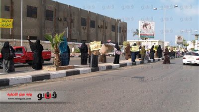 بالصور.. سلسلة بشرية لنساء الإخوان بـ