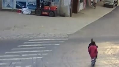 لحظة دهس سيارة مسرعة لدراجة نارية يستقلها شخصان (فيديو)