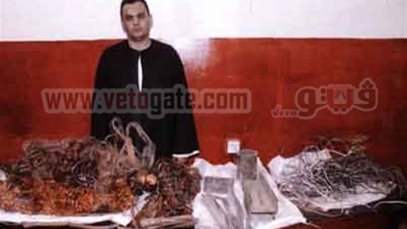 المتهم وأمامه المضبوطات