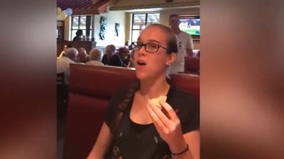 رد فعل فتاة فاجأها شقيقها في حفل تخرجها (فيديو)