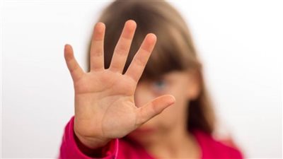 حبس المتهمة بتعذيب طفلة وحرقها ٤ أيام في كفر الشيخ